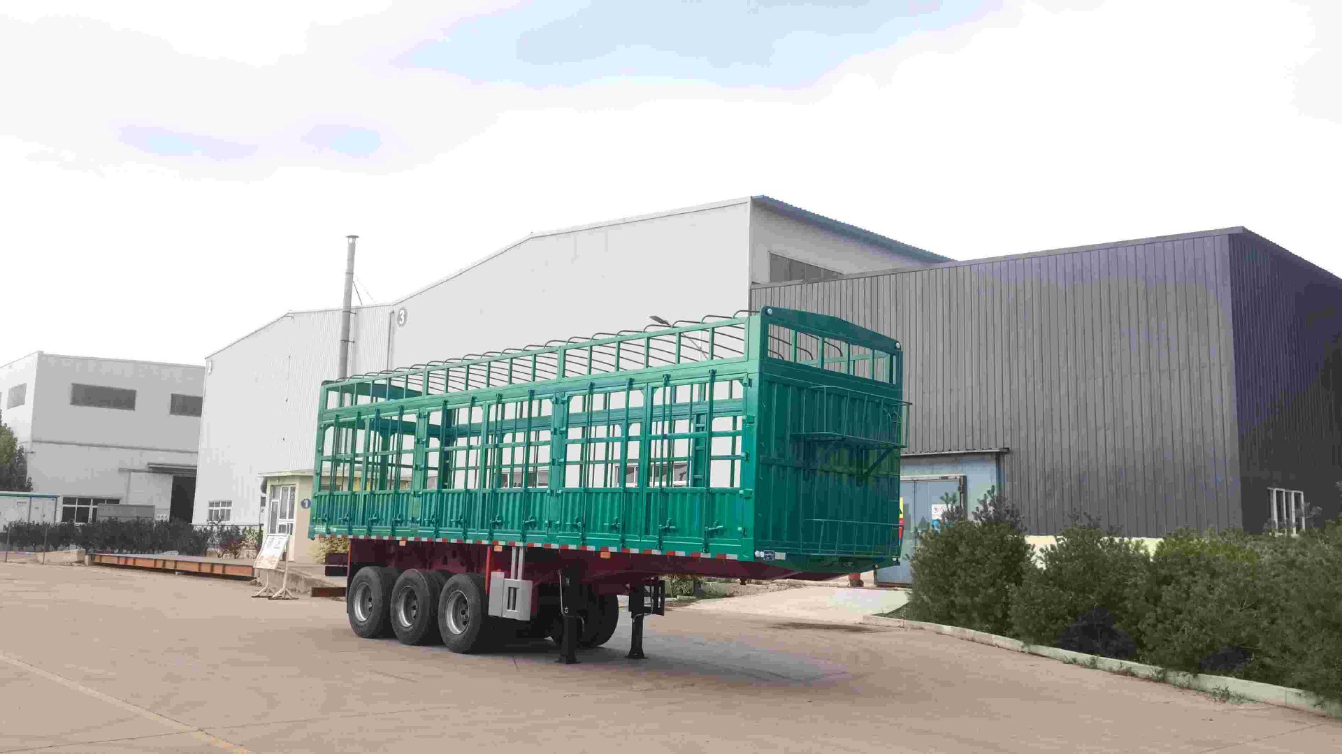 仓栅半挂车.jpg